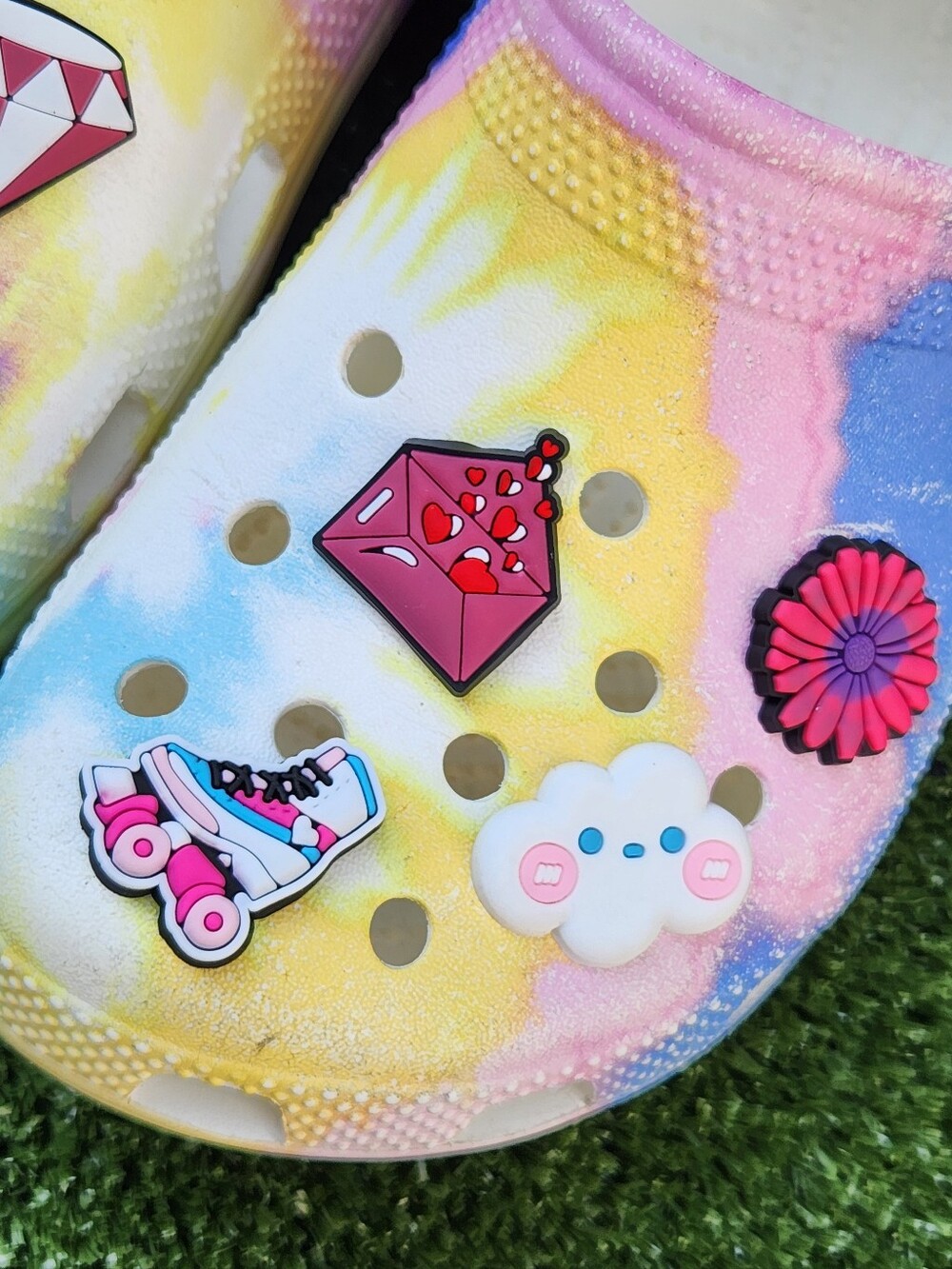 CROCS Classic Tie-Dye Graphic Clogs Jibbitzs Included Size J5 Big Girls Youth - Picture 3 of 16